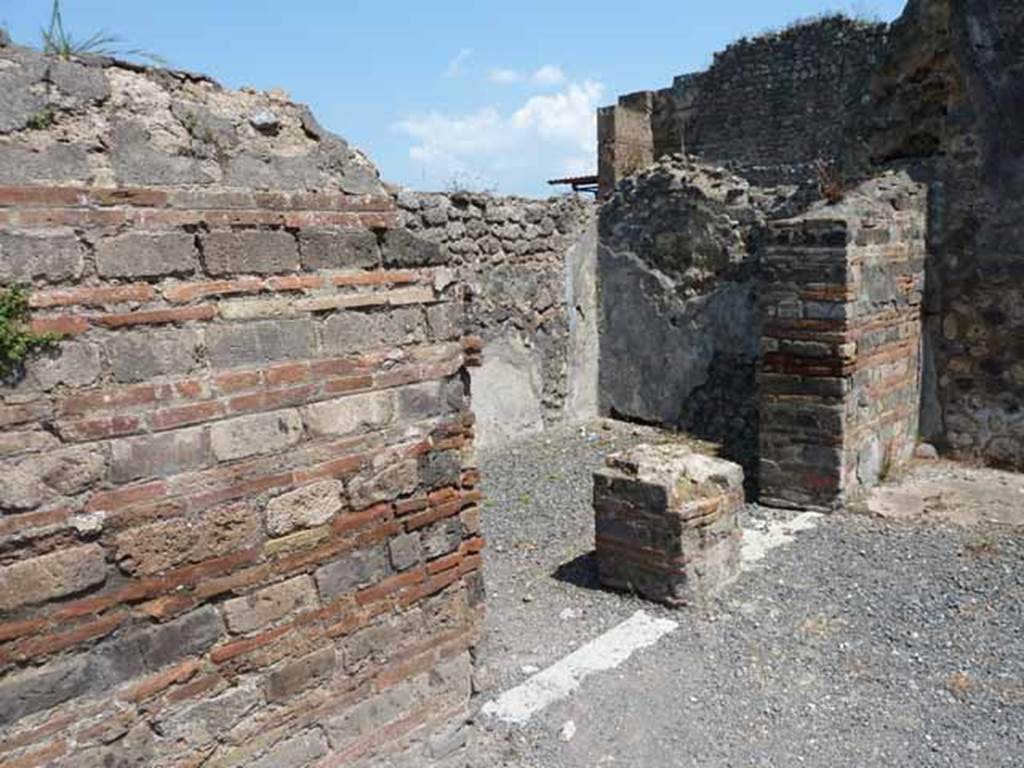 VIII.5.24 Pompeii. May 2010. Doorways to rooms 5 and 4, cubicula.