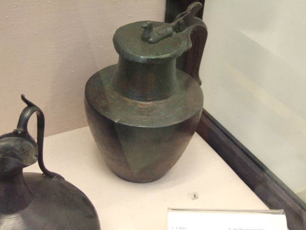 VIII.5.24 Pompeii. Brocca con coperchio (covered jug) found in atrium. 
Now in Naples Archaeological Museum. Inventory number 116191.
