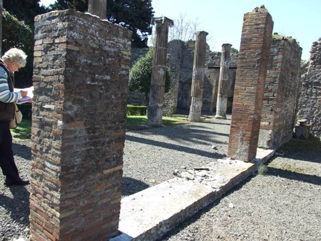 VIII.5.28 Pompeii.  March 2009.  Looking south west from Room 1, Atrium, to the North Portico and Peristyle garden.