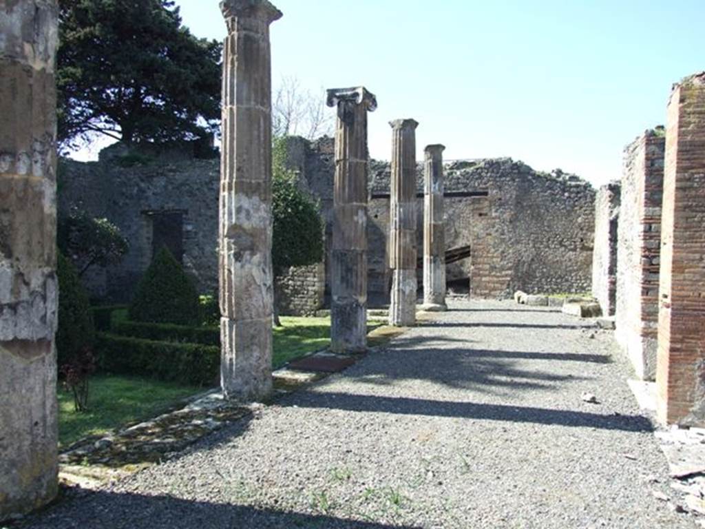 VIII.5.28 Pompeii.  March 2009.  Looking west along the North Portico.
