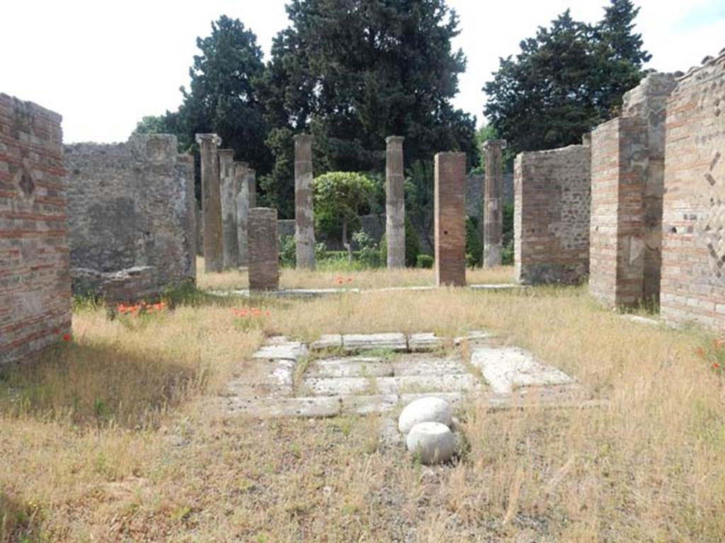 VIII.5.28 Pompeii. September 2004. Atrium, looking south.
For an Essay on the structure of the foundations of this house, 
see Maiuri in Notizie degli Scavi, 1944-45, (p.157-159).
