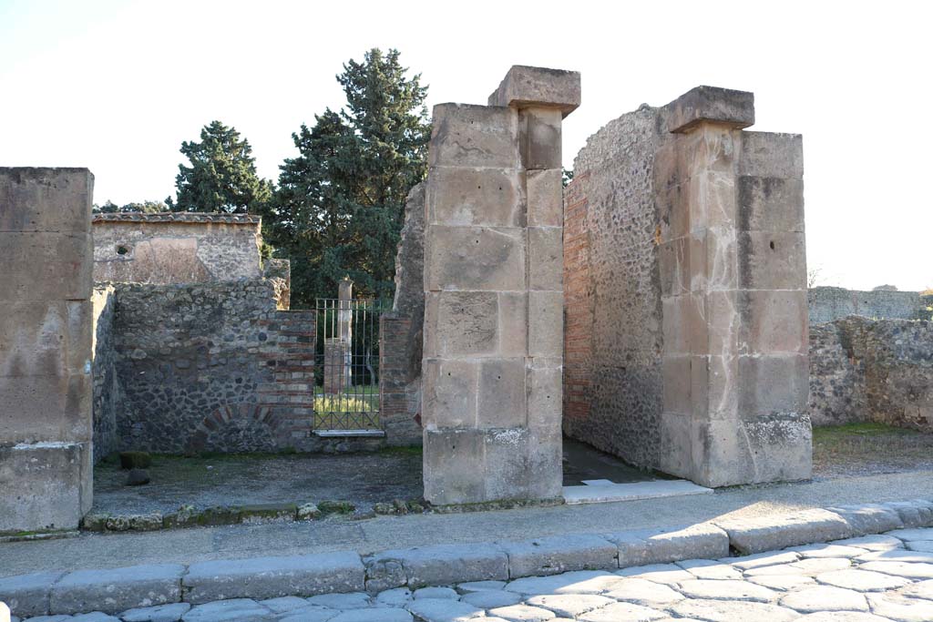 VIII.5.29 Pompeii, on left, and VIII.5.30. December 2018. 
Looking south to entrance doorways on Via dell’Abbondanza. Photo courtesy of Aude Durand.

