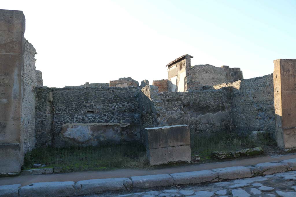 VIII.5.33 Pompeii, on left, and VIII.5.32, on right. December 2018. Looking west to entrance doorways. Photo courtesy of Aude Durand.