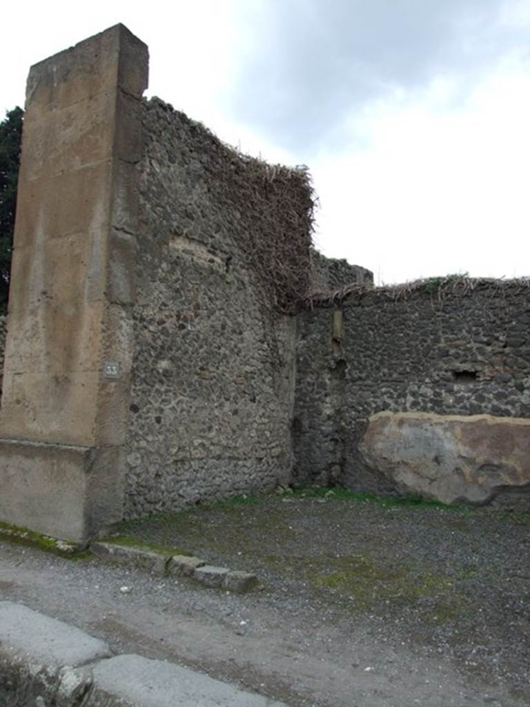 VIII.5.33 Pompeii.  Shop.  December 2007.  South wall.