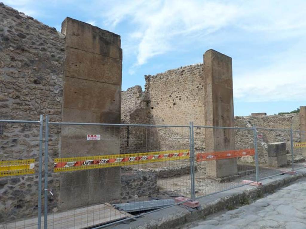 VIII.5.34, Pompeii.  December 2018. 
Looking west to entrance doorway. Photo courtesy of Aude Durand.
