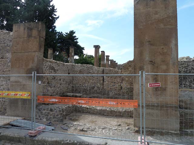 VIII.5.34 Pompeii. September 2015. Looking west to entrance doorway.