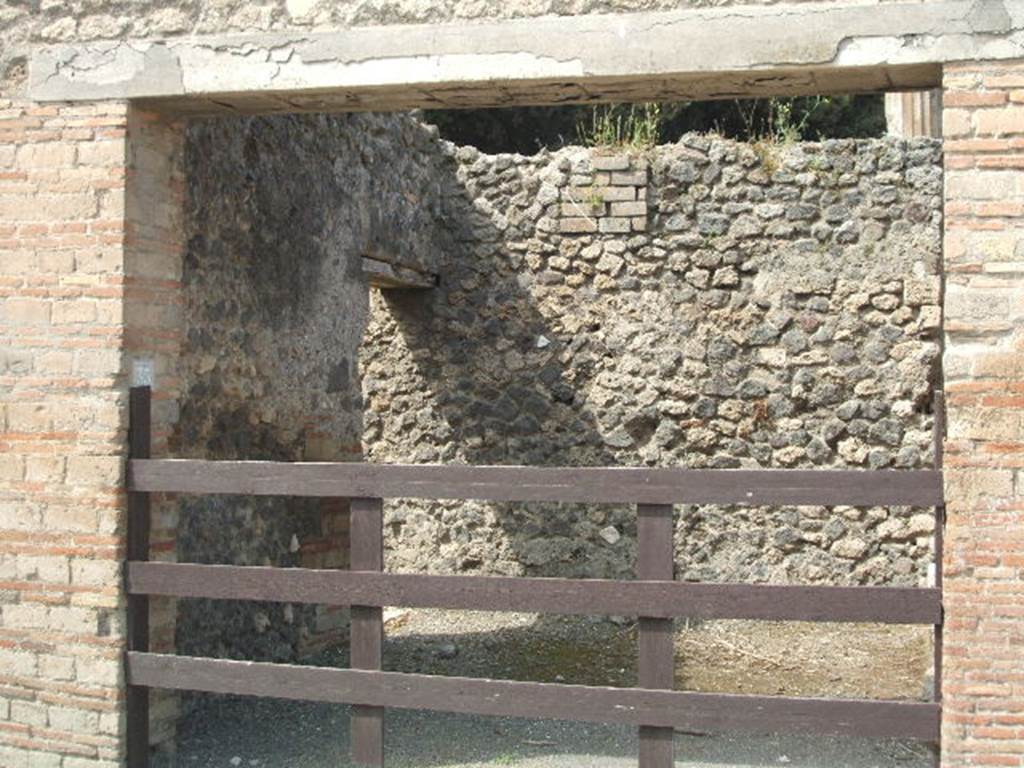 VIII.5.35 Pompeii. May 2005. Entrance, south wall and doorway to side room. 