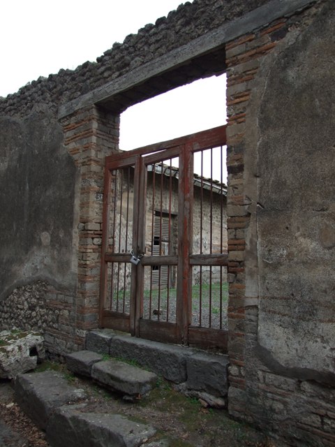 VIII.5.37 Pompeii. October 2022. Looking west towards entrance doorway. Photo courtesy of Klaus Heese. 