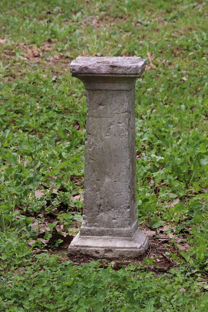 VIII.5.37 Pompeii. May 2024. 
Room 1, stone detail from impluvium in atrium. Photo courtesy of Klaus Heese.  
