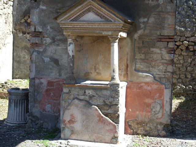 VIII.5.37 Pompeii. April 2018. Room 1, aedicula lararium on east side of atrium. Photo courtesy of Ian Lycett-King. 
Use is subject to Creative Commons Attribution-NonCommercial License v.4 International.
