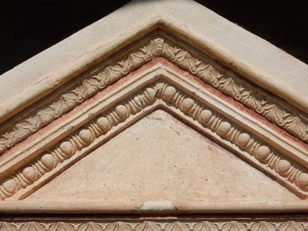 VIII.5.37 Pompeii. May 2017. Room 1, detail of the heavy plaster cornice which was typical of the fourth style. Photo courtesy of Buzz Ferebee.
