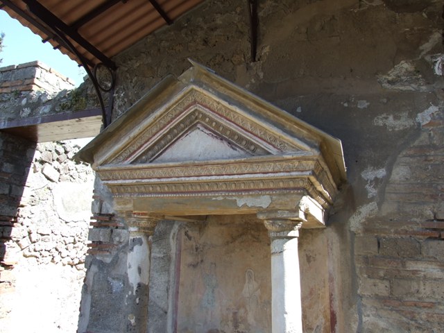VIII.5.37 Pompeii.  March 2009.  Aedicula Lararium pediment.