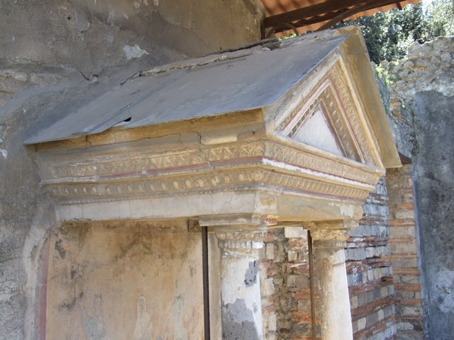 VIII.5.37 Pompeii.  March 2009.  Stucco decoration on Aedicula Lararium pediment.
