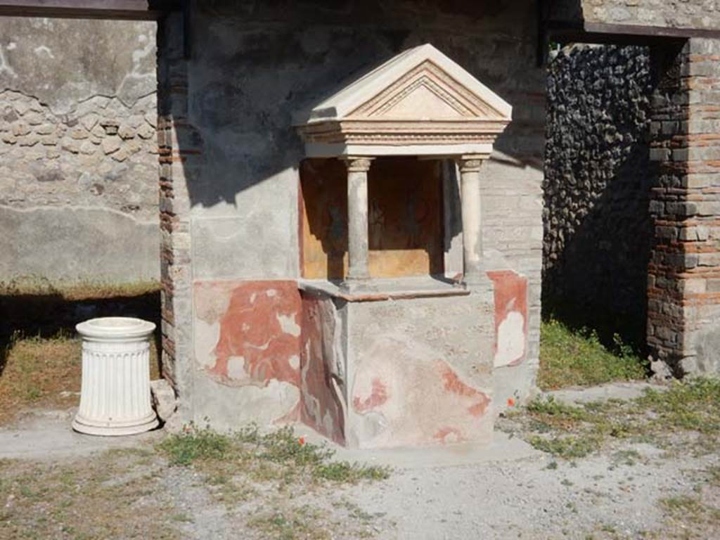VIII.5.37 Pompeii. May 2017. Doorway to room 5, on left, the ala on north side of lararium, with marble puteal. Photo courtesy of Buzz Ferebee.
