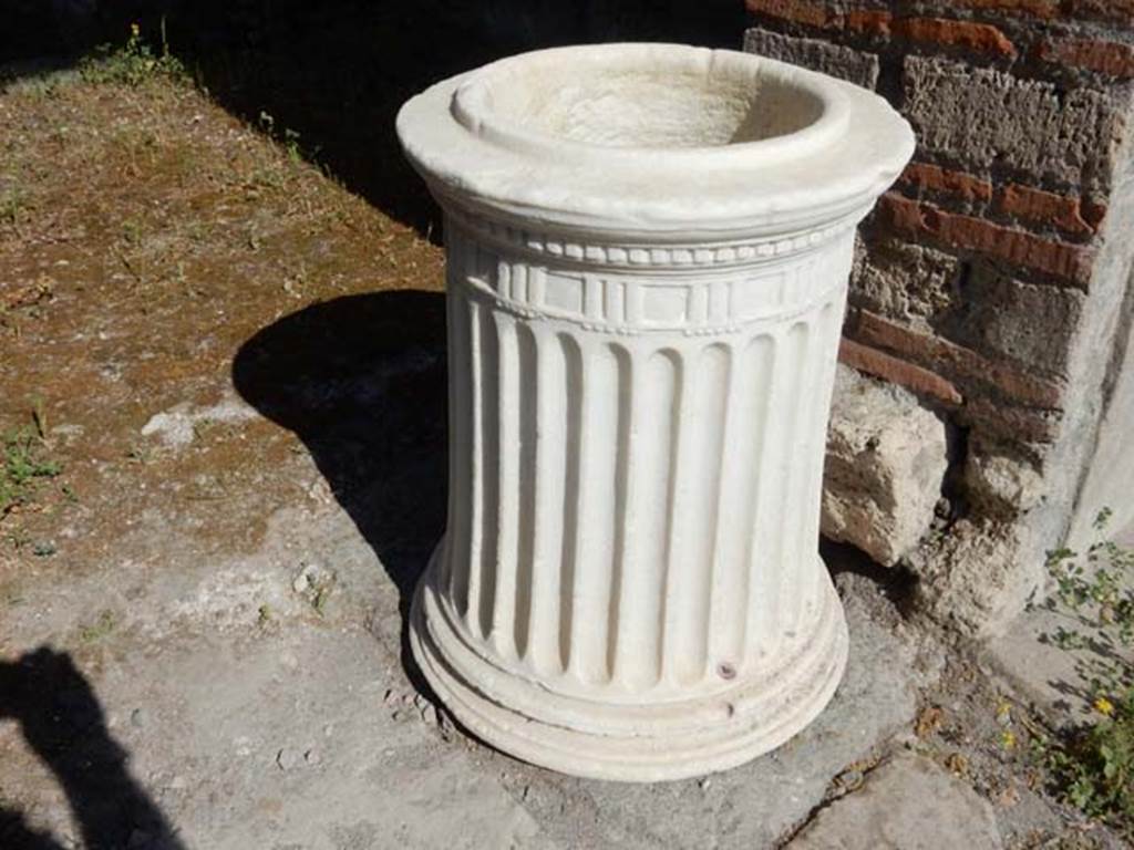 VIII.5.37 Pompeii. May 2017. Puteal in doorway of room 5. Photo courtesy of Buzz Ferebee. This travertine puteal would have originally been above the cistern mouth in the atrium. It is grooved and adorned with a Doric frieze with a cornice, and dated back to the Republican age.

