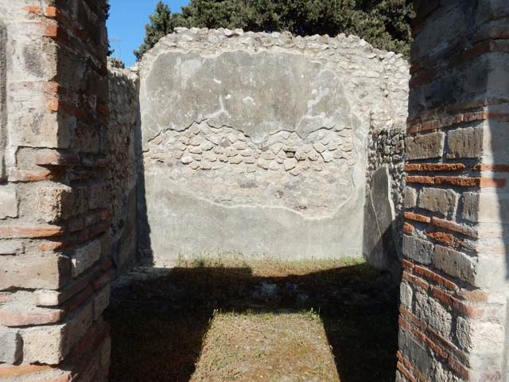 VIII.5.37 Pompeii. May 2017. Doorway to room 5, looking east. Photo courtesy of Buzz Ferebee.