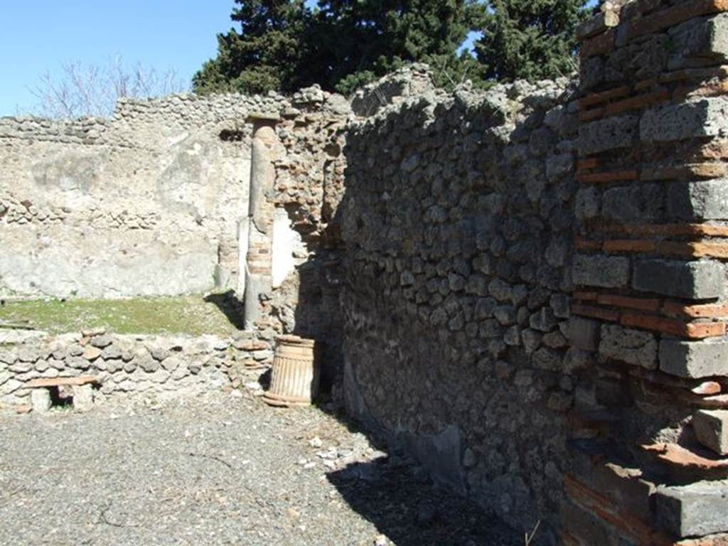 VIII.5.37 Pompeii.  March 2009.   Room 10, Tablinum. East wall. Looking north.
