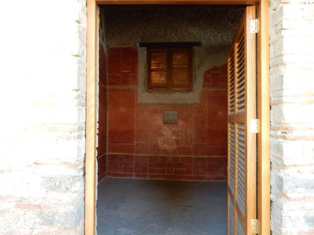 VIII.5.37 Pompeii. May 2017. Room 14, looking west through doorway to oecus.
Photo courtesy of Buzz Ferebee.
