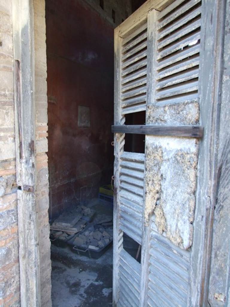 VIII.5.37 Pompeii.  March 2009. Doorway to Room 14. Oecus.