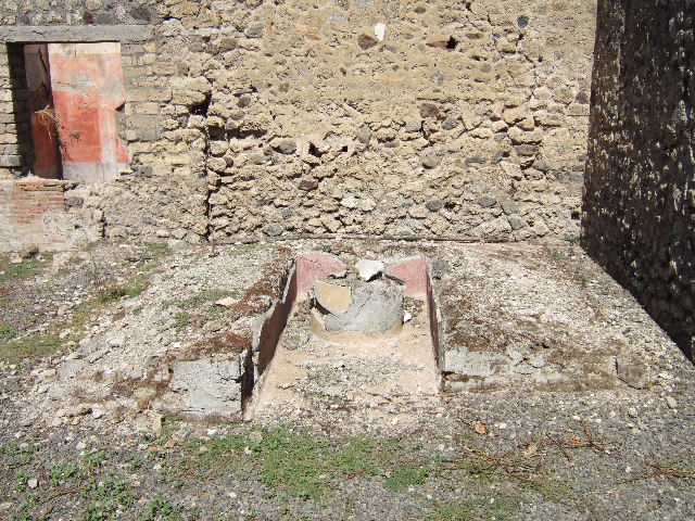 VIII.5.39 Pompeii. March 2009. Room 1, remains of painted plaster on summer triclinium. 