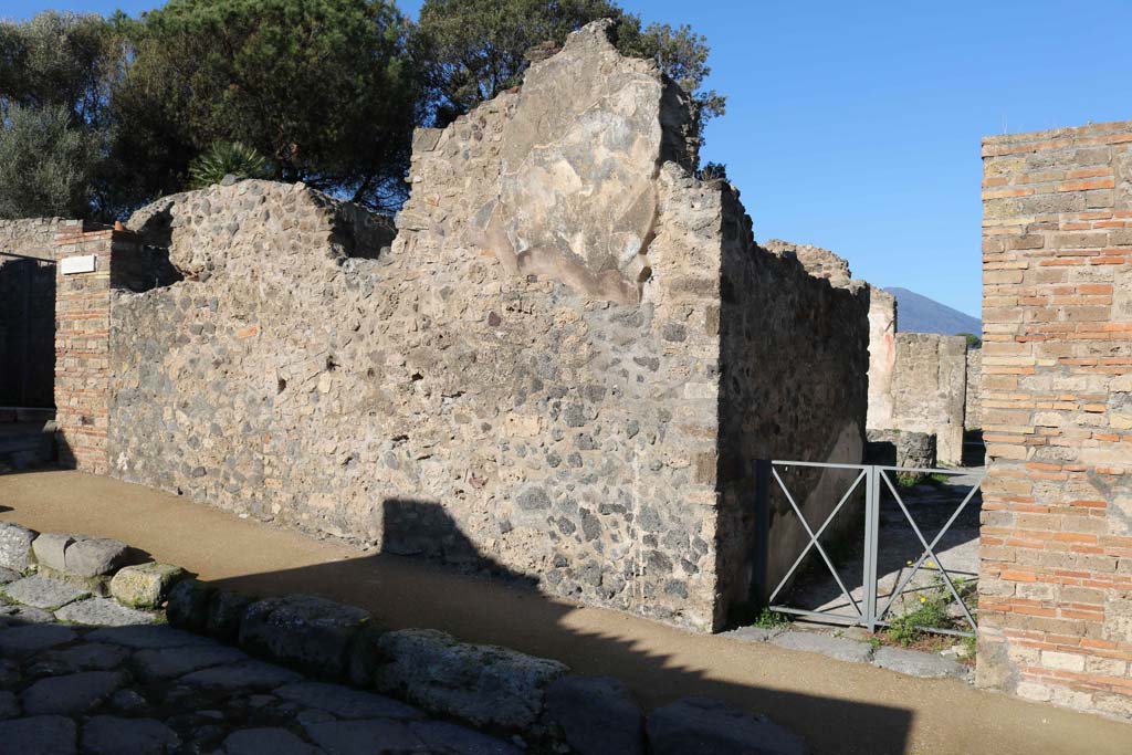 VIII.6.1, Pompeii. December 2018. Looking north to front façade on west side of entrance doorway. Photo courtesy of Aude Durand.
