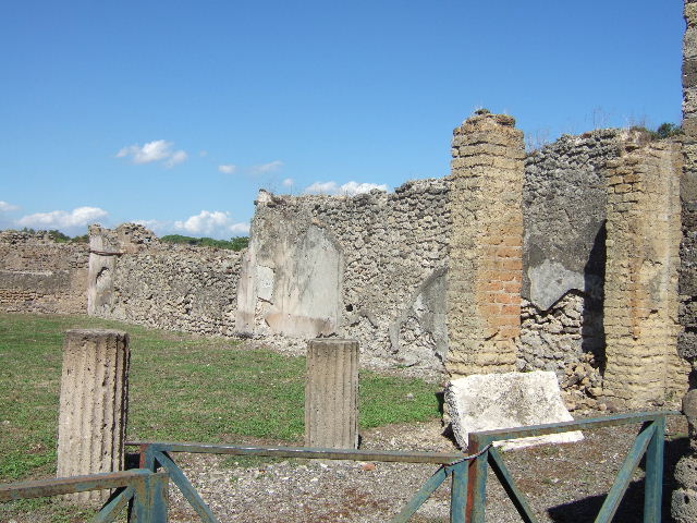 VIII.6.2  Pompeii. September 2005.  East side.