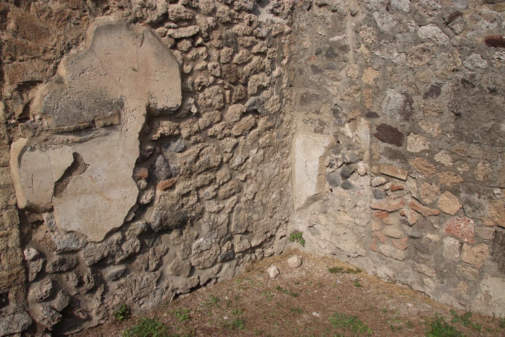 VIII.6.3 Pompeii. October 2023. 
Room (b), north-west corner, with remains of lararium painting on west wall, with tile to hold offerings built into wall, on left. 
Photo courtesy of Klaus Heese.

