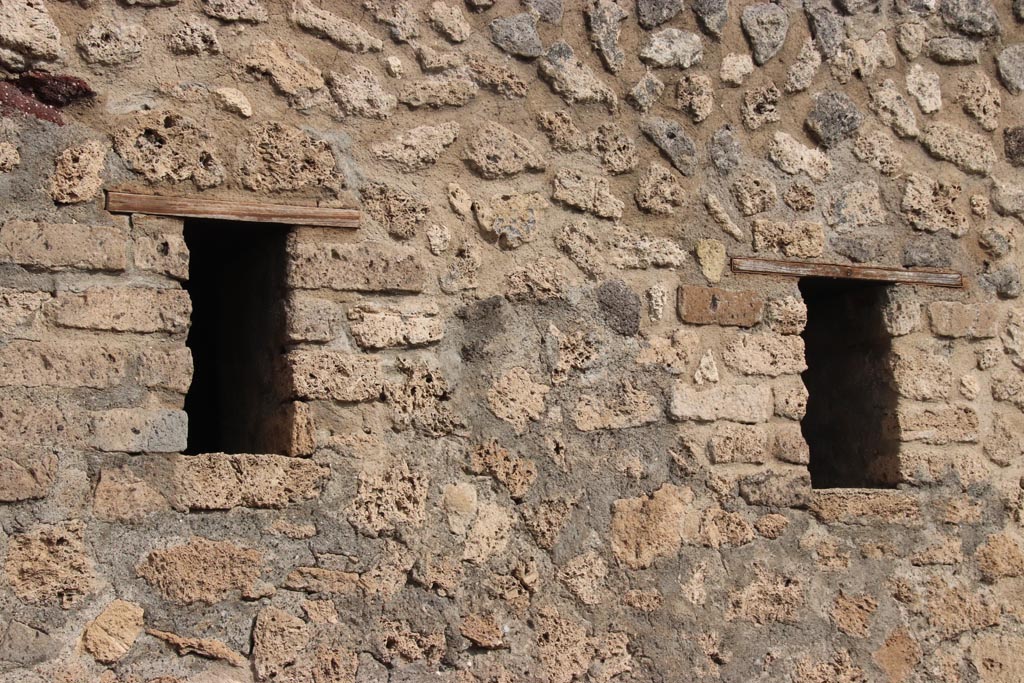 VIII.6.5 Pompeii. October 2023. Windows on west side of entrance doorway. Photo courtesy of Klaus Heese.