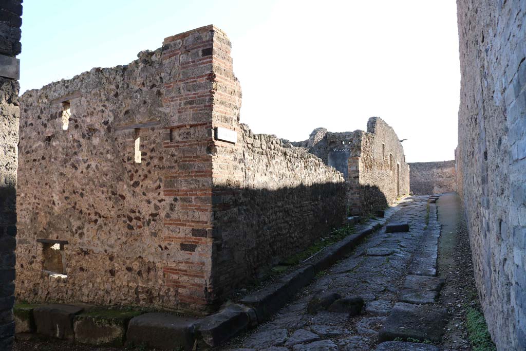 VIII.6.10, Pompeii, in centre. December 2018. Looking south on east side of Vicolo dei Dodici Dei, Pompeii. Photo courtesy of Aude Durand.