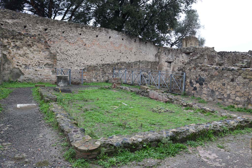VIII.6.10, Pompeii. December 2018. Looking west across peristyle area, towards entrance doorway. Photo courtesy of Aude Durand.