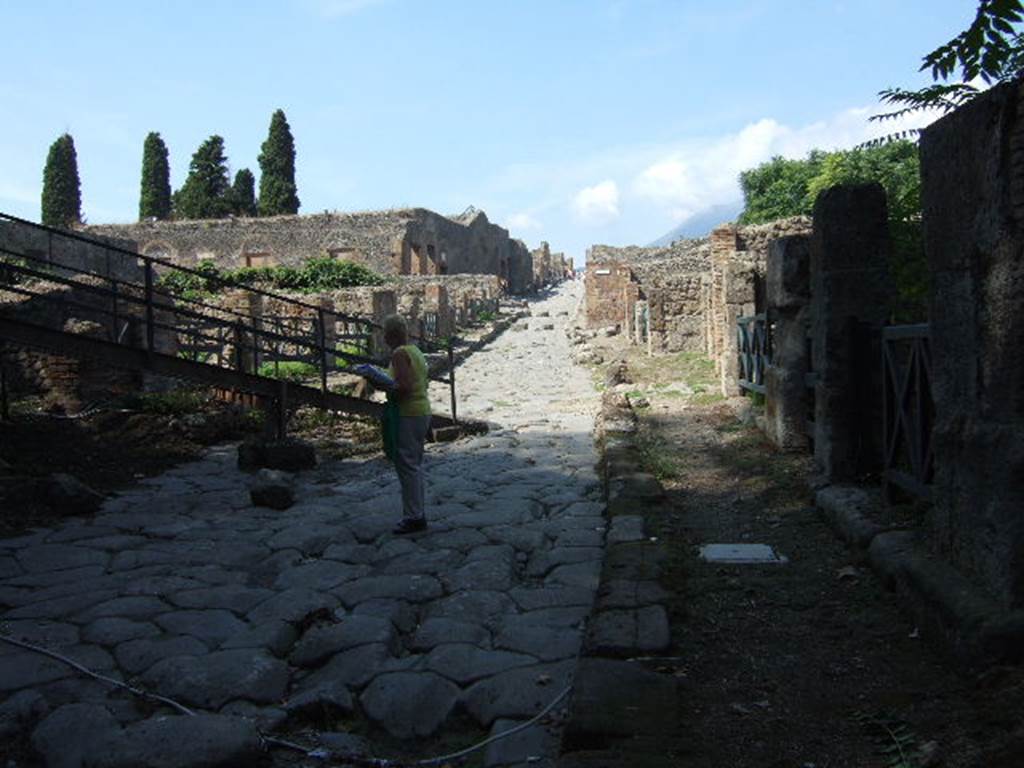 VIII.7.1 Pompeii. September 2005. Via Stabiana looking north from Stabian Gate. I.1