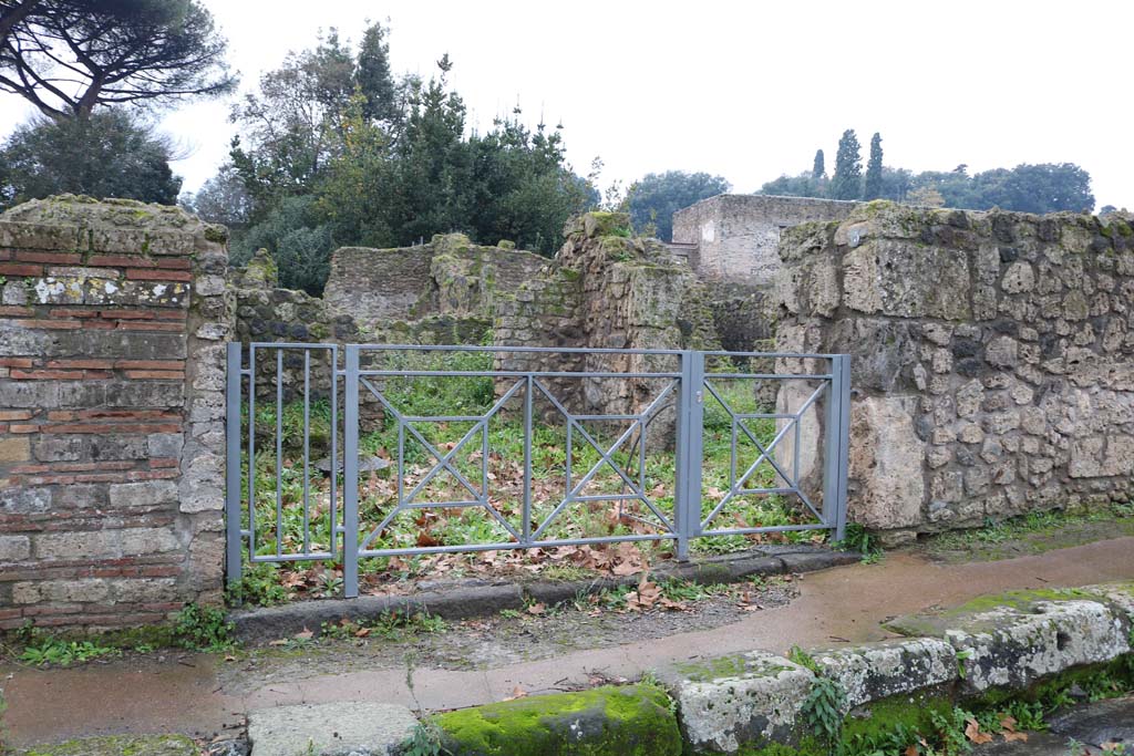 VIII.7.5 Pompeii. December 2018. Looking west to entrance doorway. Photo courtesy of Aude Durand.