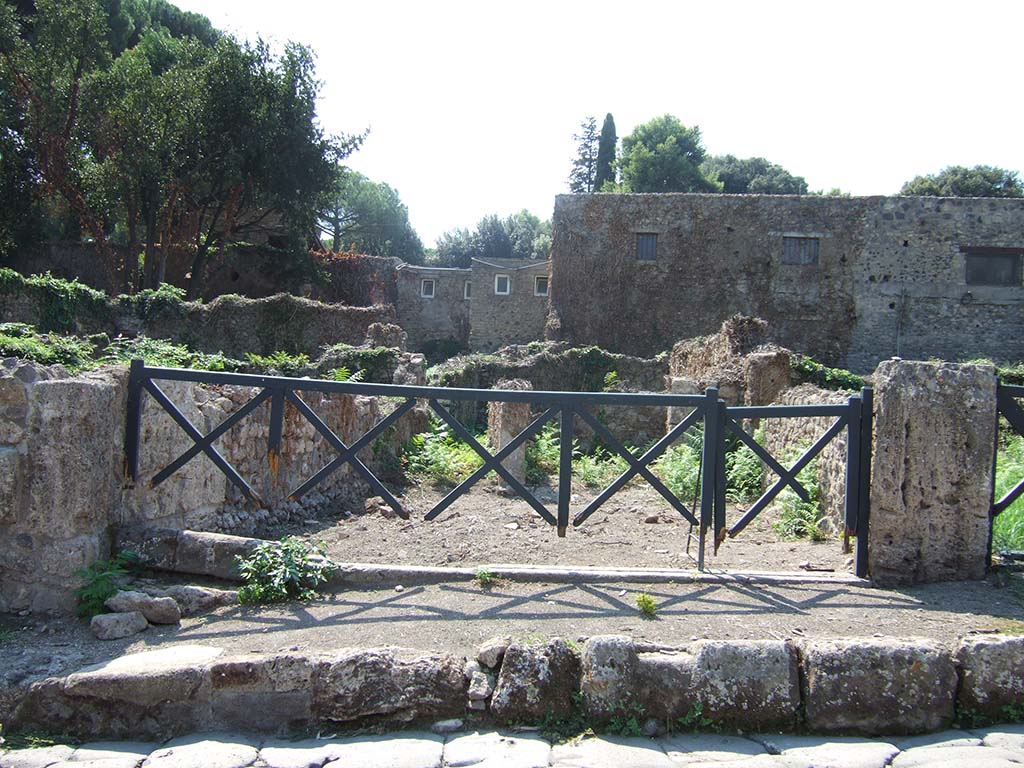 VIII.7.10 Pompeii, on right with VIII.7.9 on left. September 2005. Looking west.