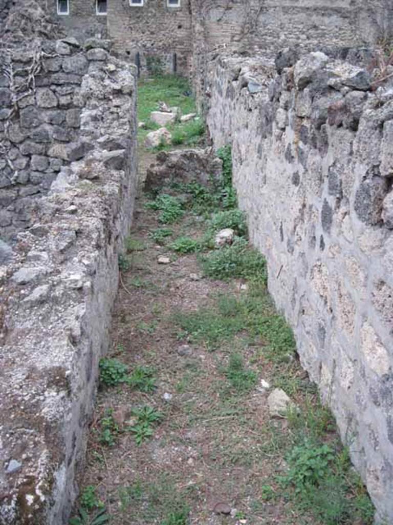 VIII.7.10 Pompeii. September 2010. Corridor looking west towards rear (blocked by low wall)