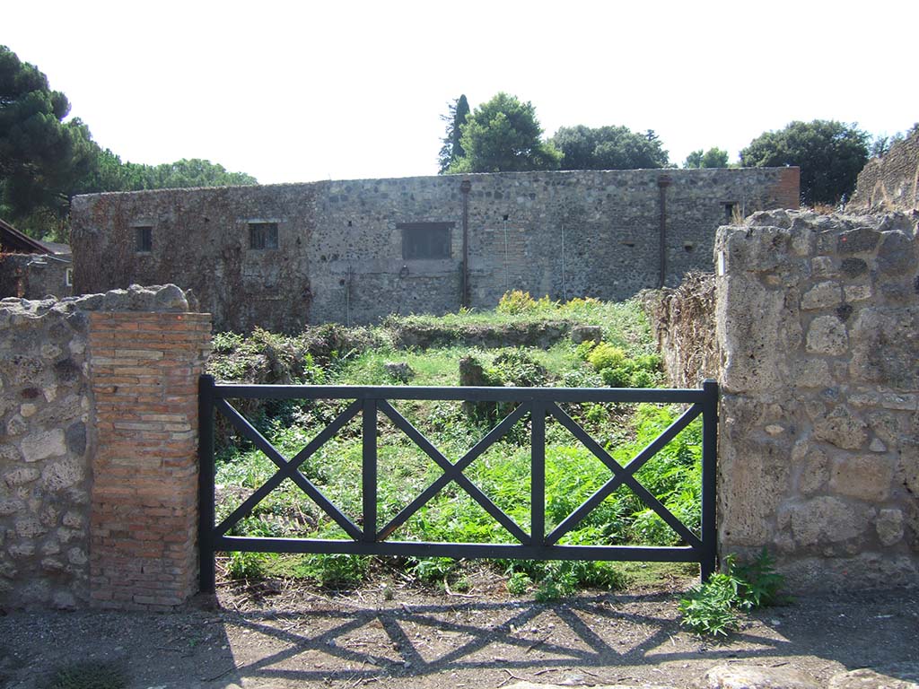 VIII.7.14 Pompeii. September 2005. Looking west into shop from entrance.