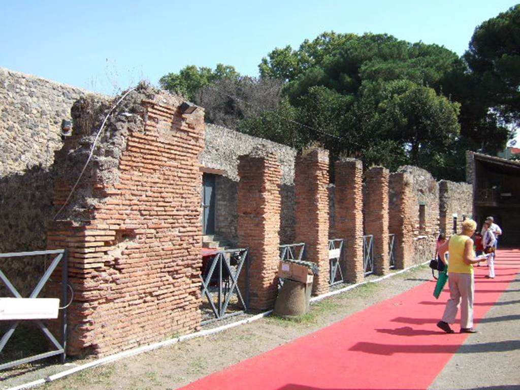 VIII.7.16 Pompeii.  September 2005. Looking south along the east side.