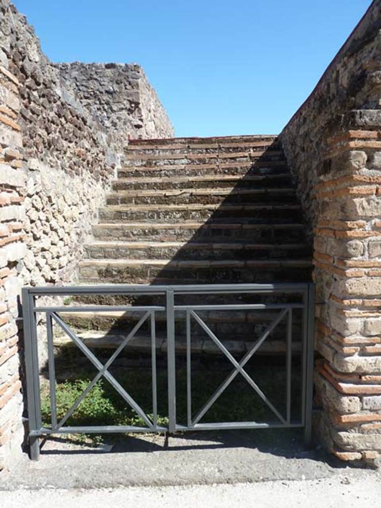 VIII.7.16 Pompeii. September 2015. Broad staircase that would have led to rooms on the upper floor. 