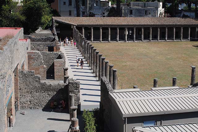 VIII.7.16 Pompeii. September 2005. Looking east across Gladiators Barracks from the Triangular Forum.
