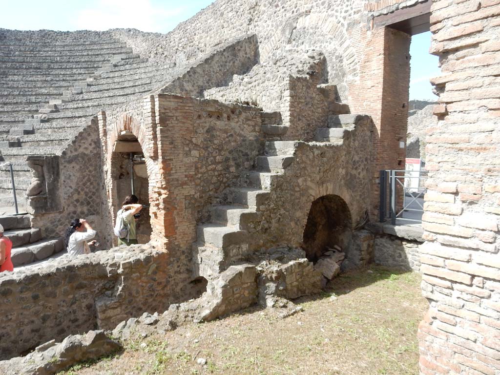 VIII.7.18 Pompeii. May 2005. Arch under stairs at side of tribunal.