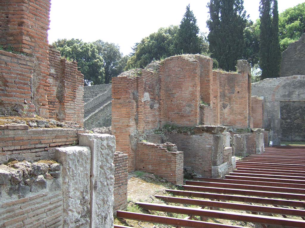 VIII.7.20 Pompeii. May 2006. The four ledges at the front were known as the ima cavea. Members of the city council, the decurions, could sit here on seats of double width.