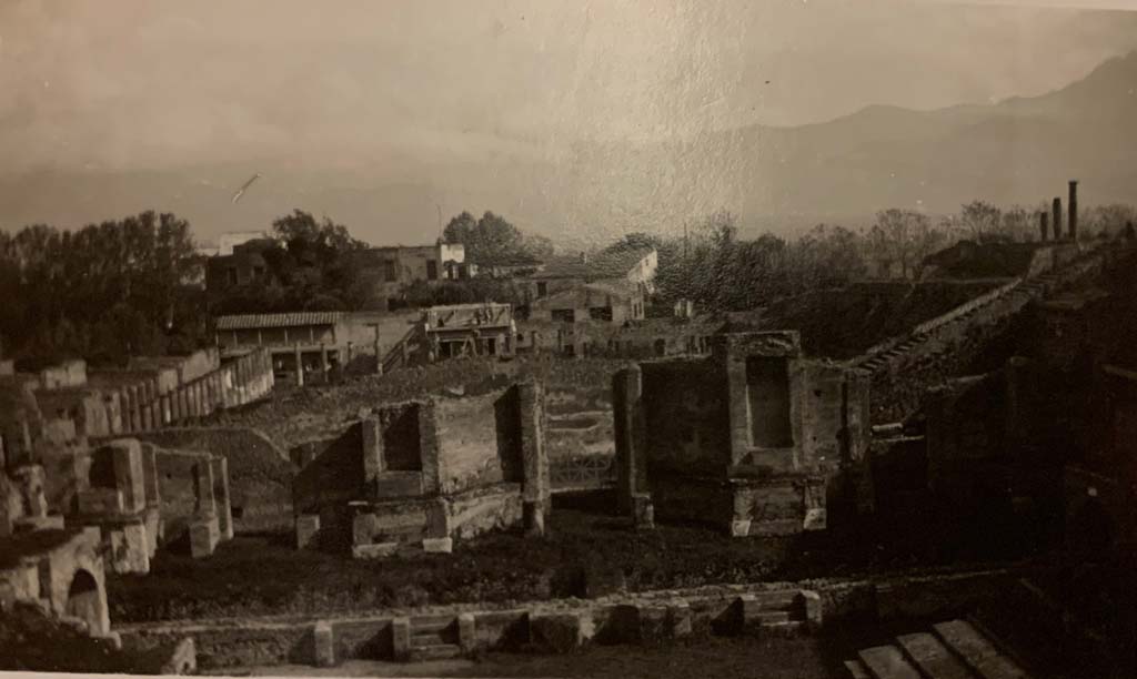 VIII.7.21 Pompeii. May 1934. From an album of the Nierhoff family vacation. Looking south towards stage, from upper area.
Photo courtesy of Rick Bauer.
