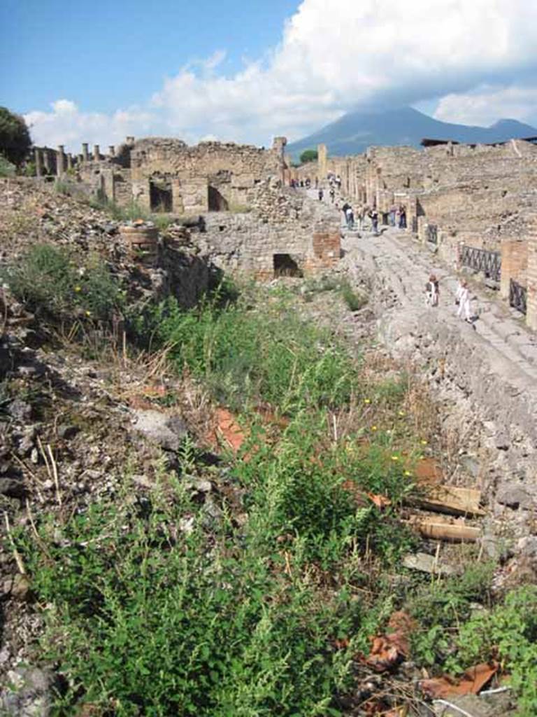 VIII.7.24 Pompeii. April 2005. Looking north across upper peristyle area, from VIII.7.21 ramp and steps to upper levels of Theatre.
Photo courtesy of Klaus Heese.
