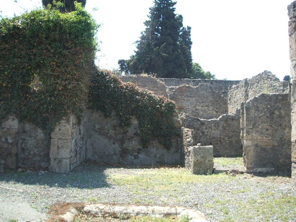VIII.7.24 Pompeii. May 2005. Tablinum and doorway to oecus, on right.