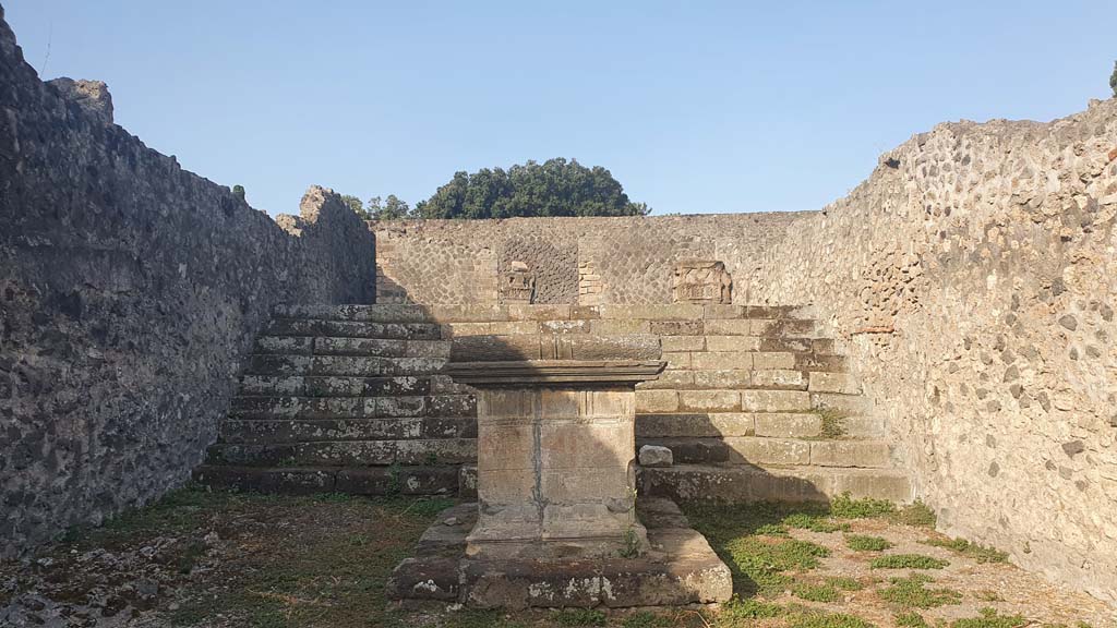 VIII.7.25 Pompeii. August 2021. Looking west to altar and steps leading to the Temple.
Foto Annette Haug, ERC Grant 681269 DÉCOR
