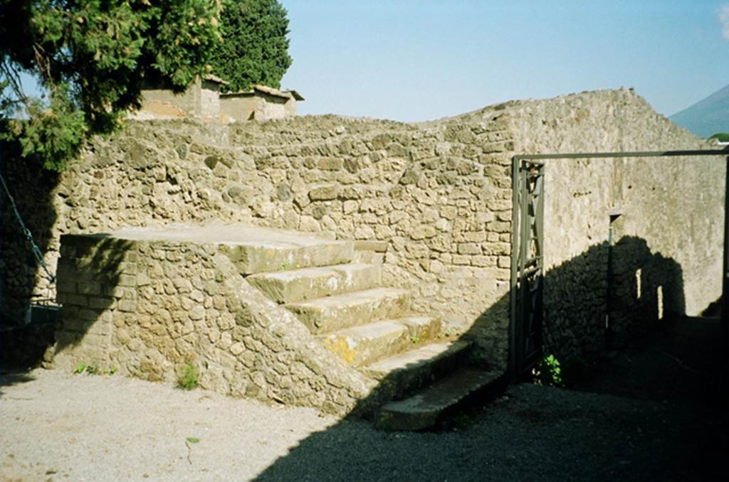 VIII.7.27 Pompeii. July 2010. Stone staircase at south end of passage. Photo courtesy of Rick Bauer.