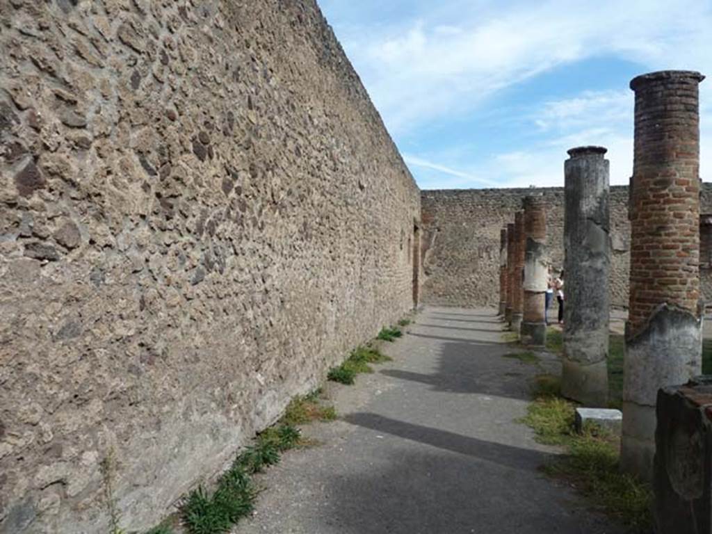 VIII.7.28 Pompeii. September 2015. Looking east along north portico.