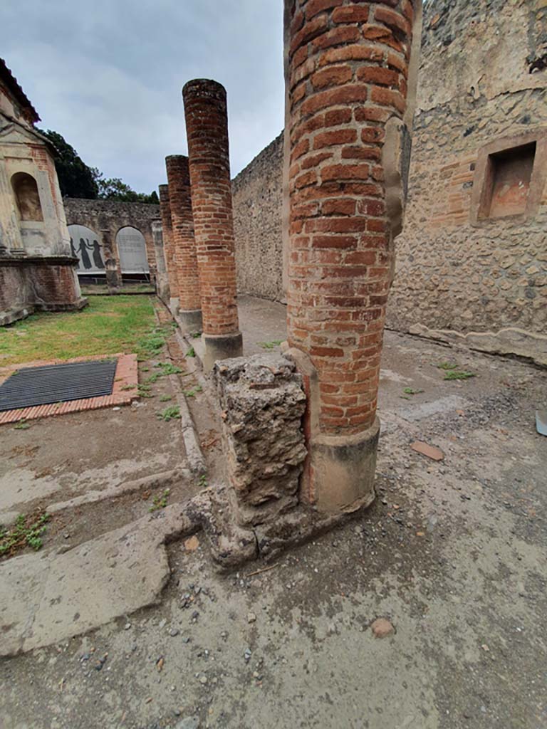 VIII.7.28 Pompeii. August 2021. Looking west along north portico.
Foto Annette Haug, ERC Grant 681269 DÉCOR.


