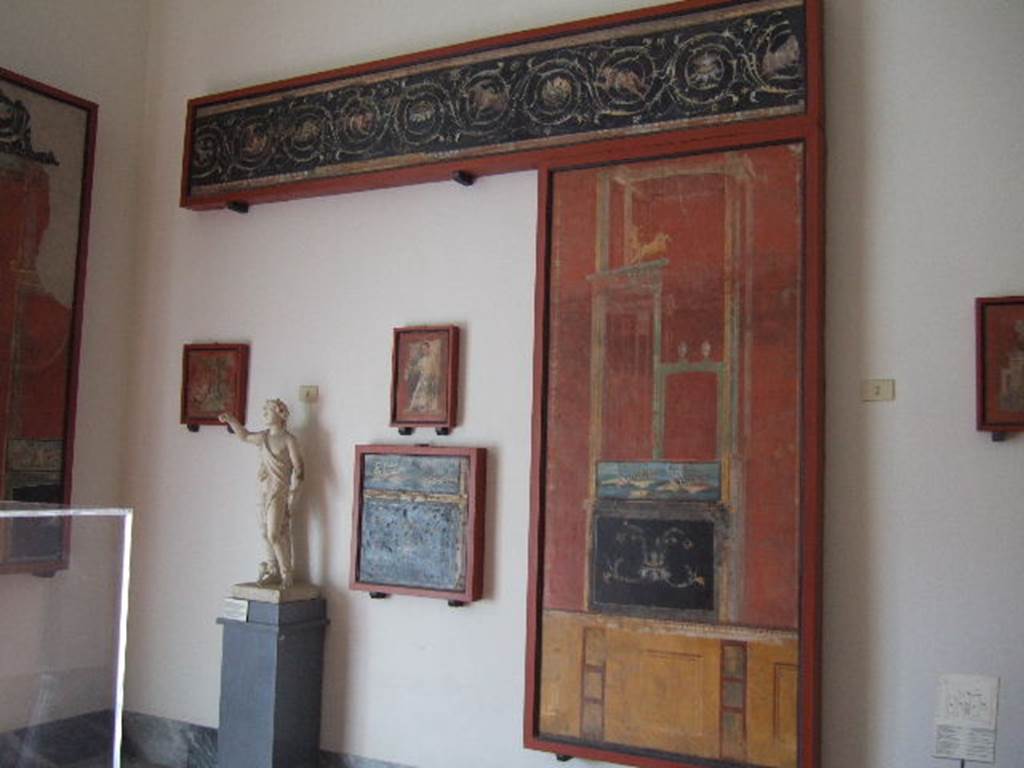VIII.7.28 Pompeii. West part of north portico. Top is fresco with a continuous sequence of scrolls and acanthus scrolls.
Now in Naples Archaeological Museum. Inventory number 8553.
