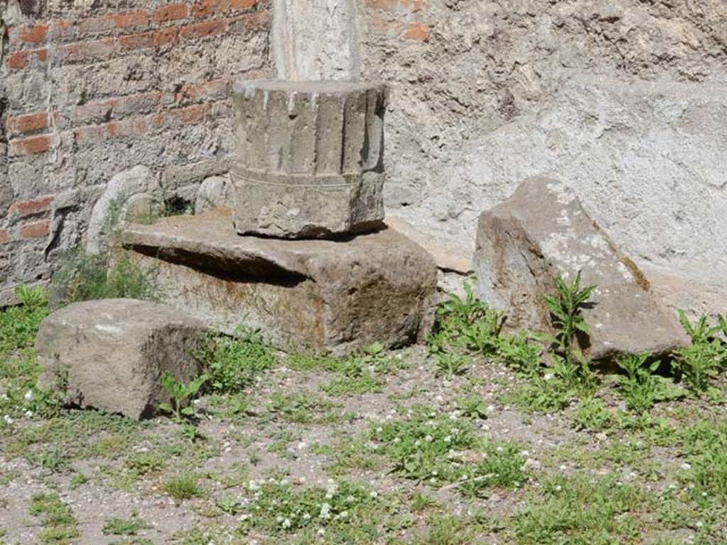 VIII.7.28, Pompeii. May 2015. Looking towards north-west corner of the colonnade.
Photo courtesy of Buzz Ferebee.
