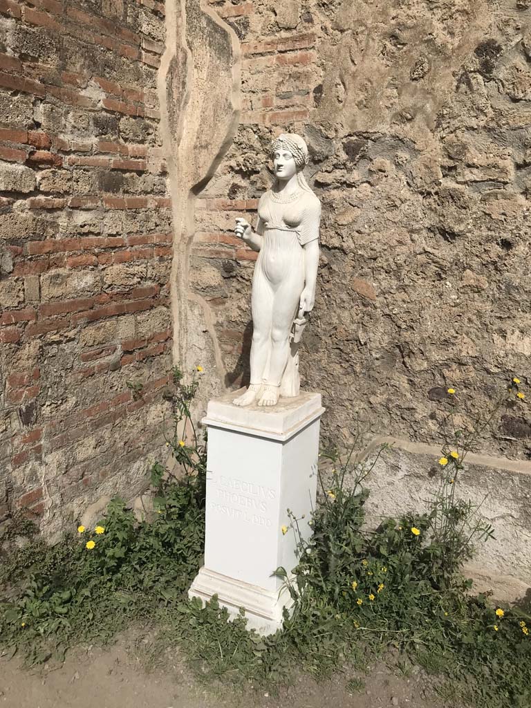 VIII.7.28, Pompeii. April 2019. North-west corner of portico with reproduction of the statue of Isis.
Photo courtesy of Rick Bauer.
